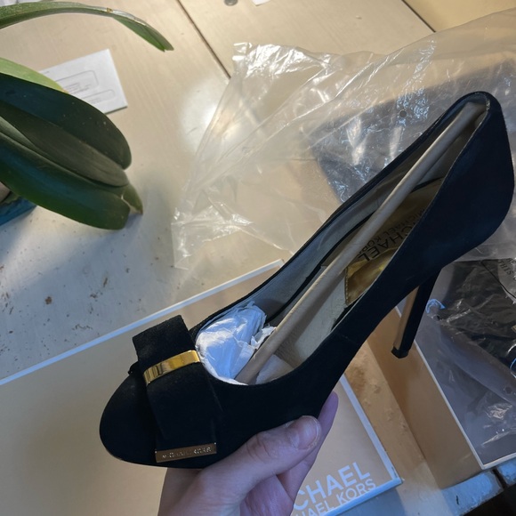 Michael Kors Delphine Pump Black Suede 7 - Picture 7 of 10
